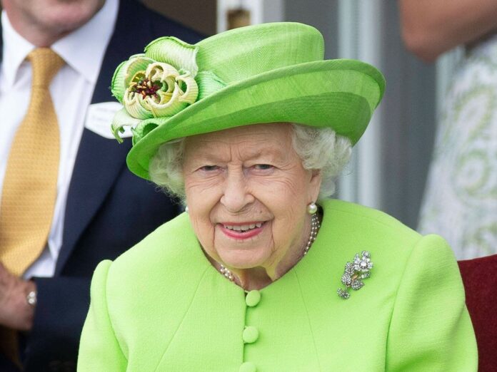 Queen Elizabeth II. nimmt im Oktober an einer Zeremonie in Schottland Teil.