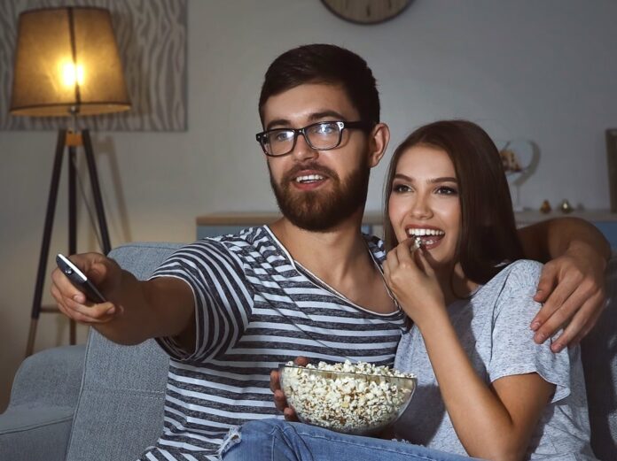 Bei einem gemütlichen Filmabend dürfen heutzutage Streamingdienste wie Amazon Prime Video oder Netflix nicht fehlen.