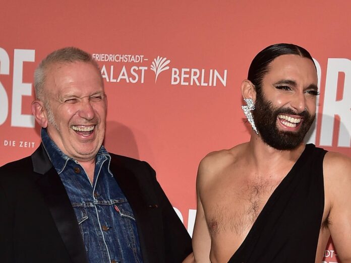 Jean Paul Gaultier und Conchita Wurst amüsieren sich auf dem roten Teppich in Berlin.