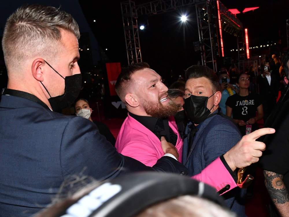 Conor McGregor wurde von Security-Männern festgehalten.