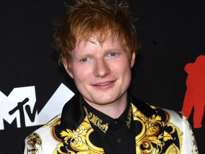Ed Sheeran erschien farbenfroh gekleidet bei den VMAs 2021 in New York City.