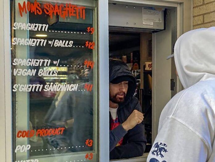 US-Rapper Eminem bediente die ersten Kunden seines neu eröffneten Take-away-Restaurant.