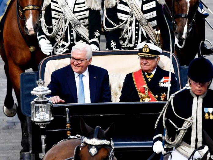 König Carl Gustaf und Frank-Walter Steinmeier fahren mit der Kutsche durch Stockholm.