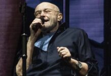 Phil Collins in Birmingham auf der Bühne.