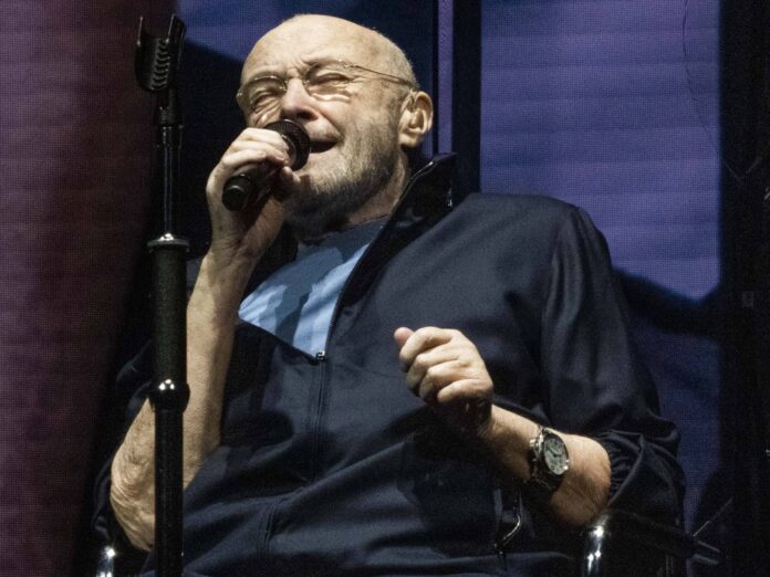 Phil Collins in Birmingham auf der Bühne.