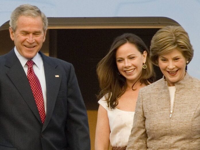 George W. Bush 2008 mit Tochter Barbara (M.) und Ehefrau Laura (r.).