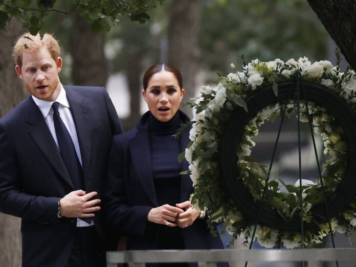 Prinz Harry und seine Frau Meghan vor einem Gedenkkranz am Ground Zero.