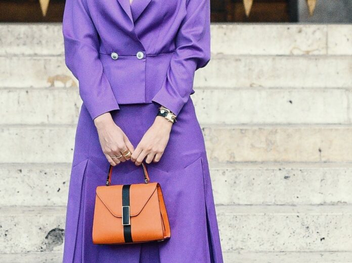 Auch zum femininen Business-Look lassen sich die trendigen Statement-Handtaschen stylen.