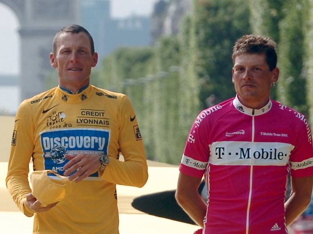 Lance Armstrong (l.) und Jan Ullrich lieferten sich bei der Tour de France regelmäßig ein Kopf-an-Kopf-Rennen.