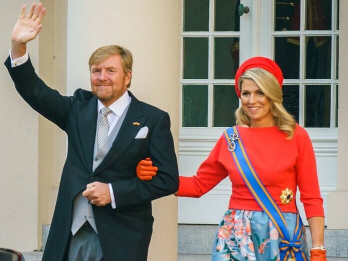 König Willem-Alexander und Königin Máxima auf dem Weg in die Grote Kerk.