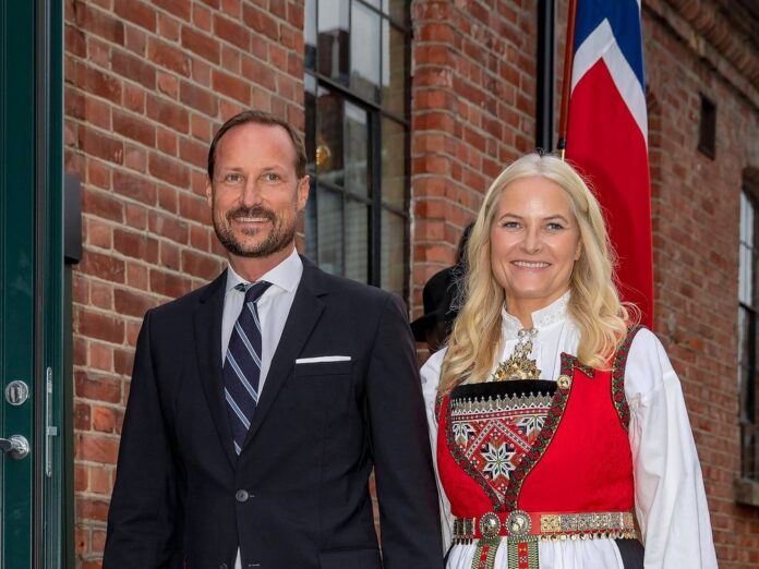 Kronprinz Haakon und Kronprinzessin Mette-Marit zeigen sich strahlend zum Dinner in Frederikstad.