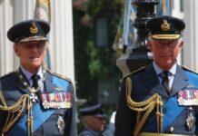 Prinz Philip (l.) und Prinz Charles im Jahr 2012.
