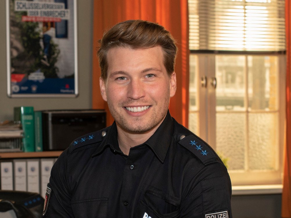 Raúl Richter als Polizeiobermeister Nick Brandt in "Notruf Hafenkante".