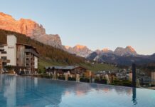 Das Dolomiti Wellness Hotel Fanes thront über dem Örtchen San Cassiano in Südtirol.