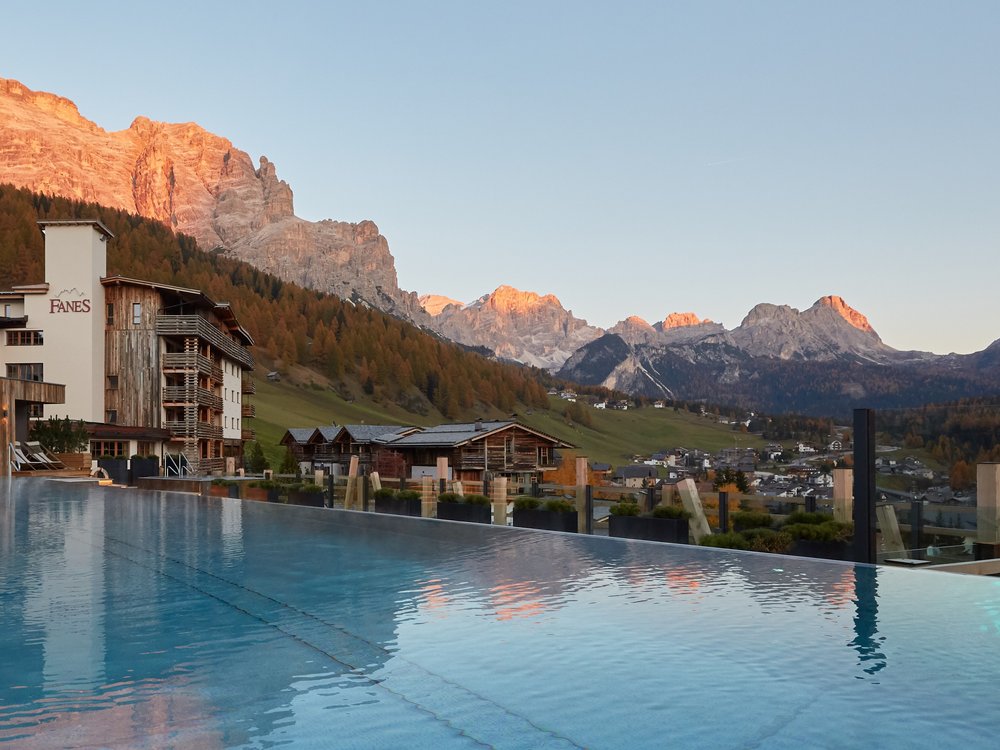 Das Dolomiti Wellness Hotel Fanes thront über dem Örtchen San Cassiano in Südtirol.