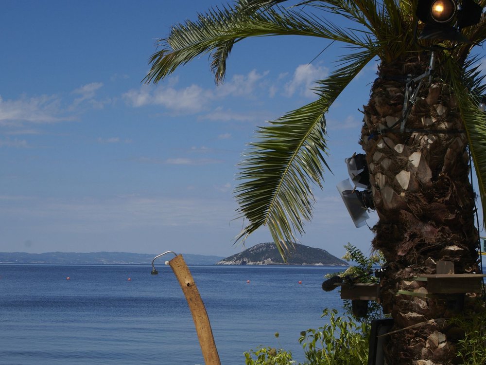 Auf einer griechischen Insel lernen sich 16 nackte Singles bei "Adam sucht Eva" kennen.