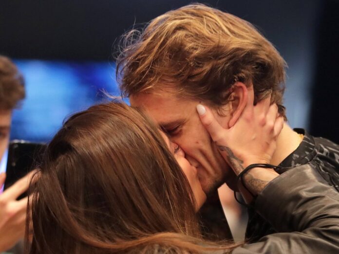 Sophia Thomalla und Alexander Zverev bei ihrem leidenschaftlichen Kuss in Wien.