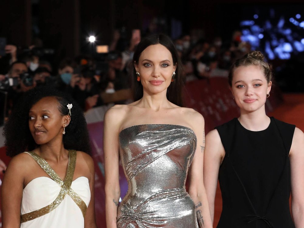 Angelina Jolie mit ihren Töchtern Zahara (l.) und Shiloh Jolie-Pitt bei der "Eternals"-Premiere in Rom.