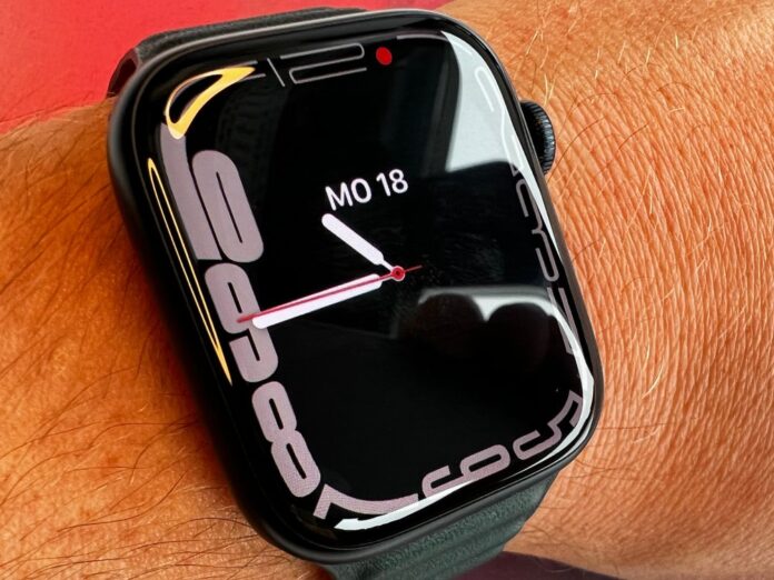 Im Test war eine Apple Watch Series 7 mit 45 mm Aluminiumgehäuse in der Farbe Mitternacht mit einem Lederarmband in Schwarzgrün.