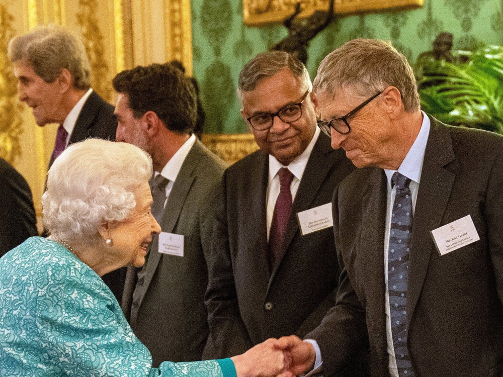 Queen Elizabeth II. begrüßt Bill Gates auf Schloss Windsor.