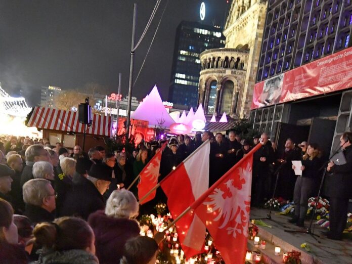 Menschen gedenken der Opfer des Terroranschlags auf dem Breitscheidplatz in Berlin.