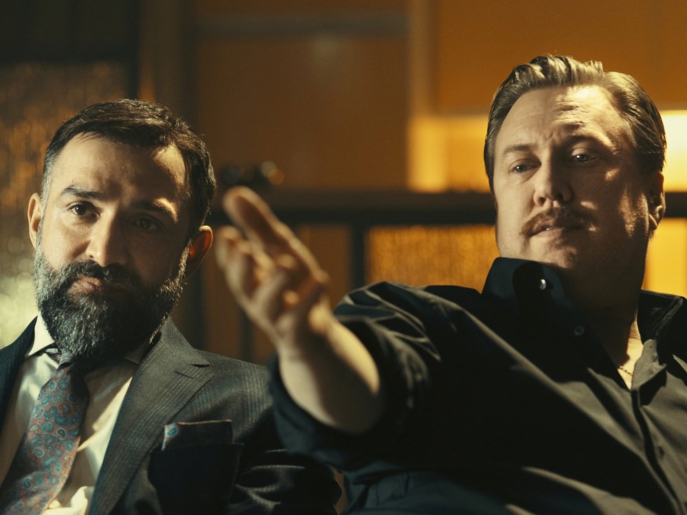 Nicholas Ofczarek (r.) als Privatdetektiv Julian Hessenthaler und David A. Hamade als Wiener Anwalt Ramin Mirfakhrai in "Die Ibiza Affäre"