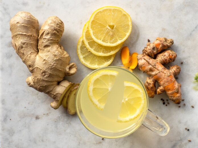 Ingwer und Zitrone helfen verlässlich bei Erkältungssymptomen.