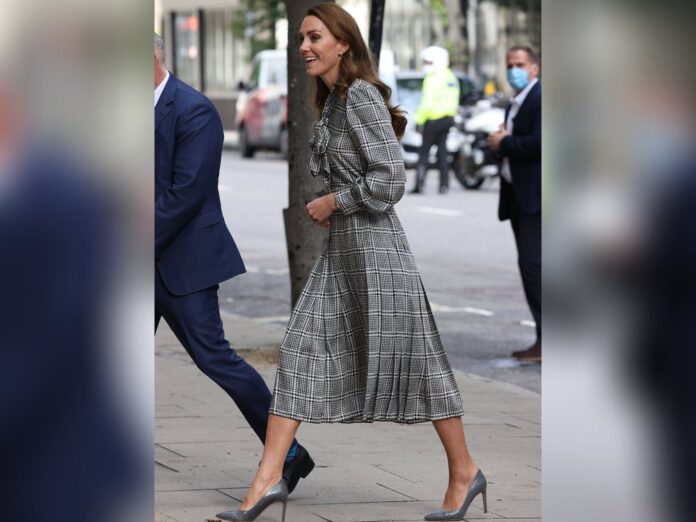 Herzogin Kate fühlt sich in ihrem Zara-Kleid sichtlich wohl.