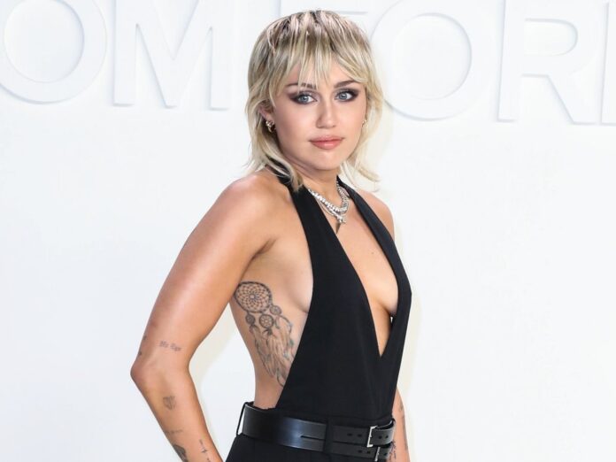 Sängerin und Schauspielerin Miley Cyrus macht mit neuen Nacktbildern von sich reden.