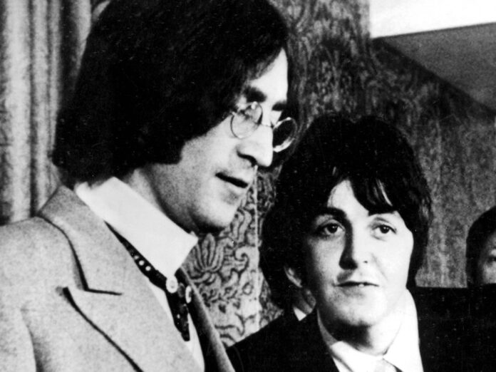 Paul McCartney (r.) und John Lennon (l.) wurden mit George Harrison und Ringo Starr als The Beatles berühmt.