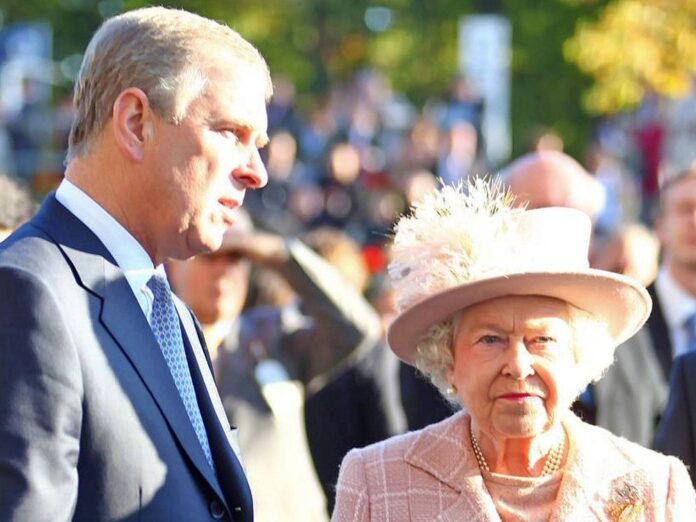 Prinz Andrew scheint die volle Rückendeckung seiner Mutter zu genießen - auch finanziell.
