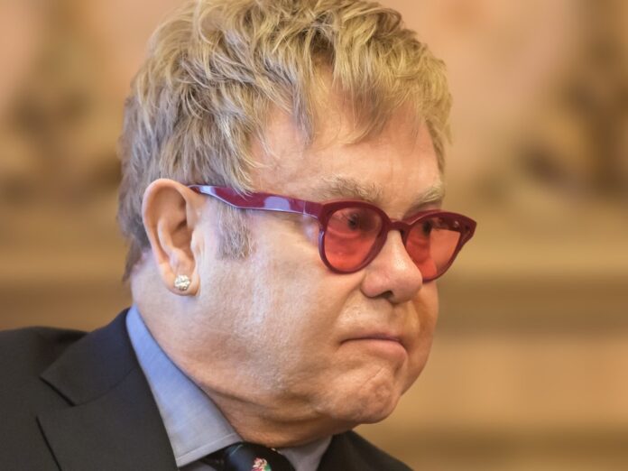Elton John muss sich von einer Operation erholen.