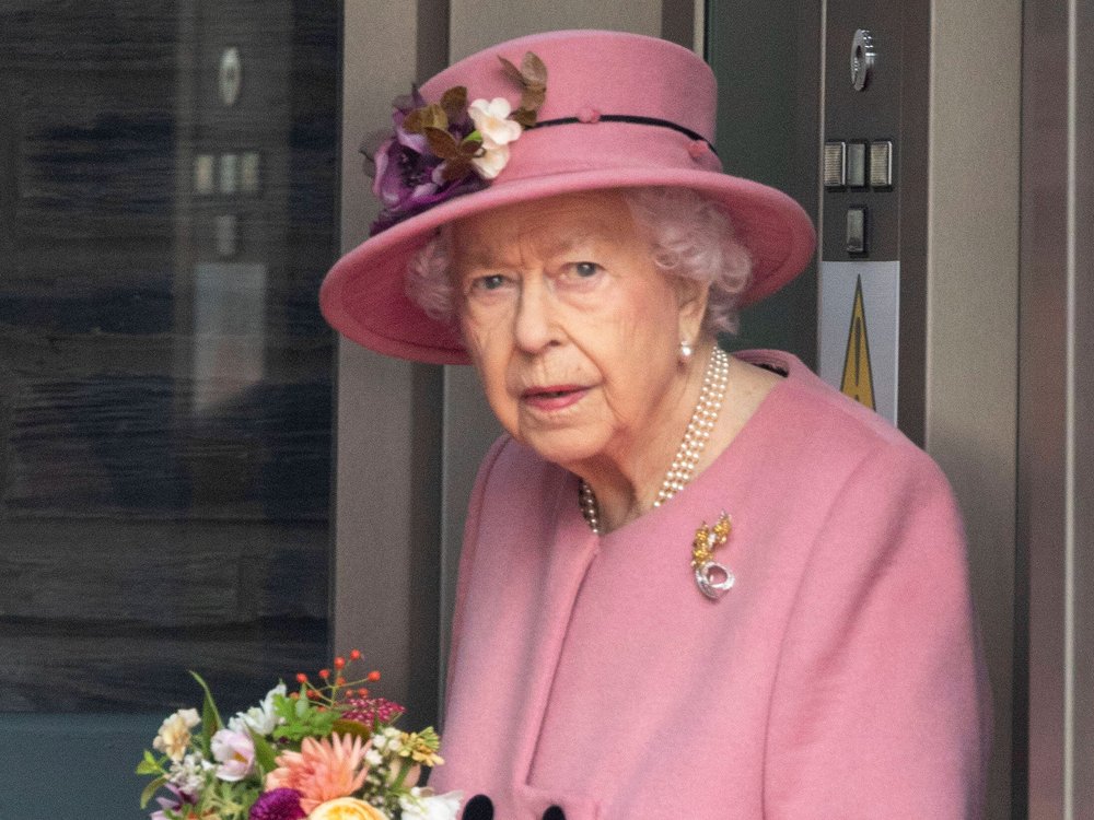Nach einer abgesagten Nordirland-Reise hat die Queen eine Nacht in einem Krankenhaus verbracht.