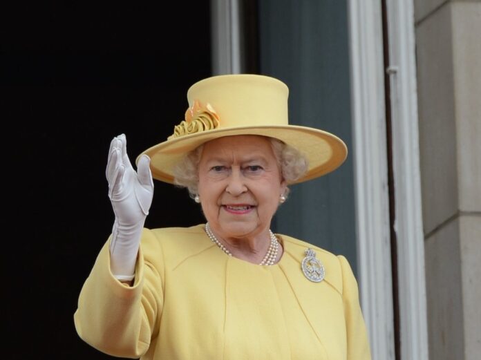 Queen Elizabeth II. soll nach ihrem Krankenhausaufenthalt in guter Verfassung sein.