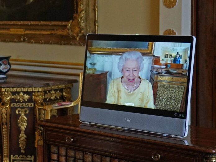 Queen Elizabeth II. in einem Videocall aus Schloss Windsor.