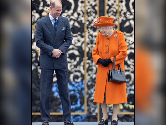 Die Queen mit Prinz Edward in London.