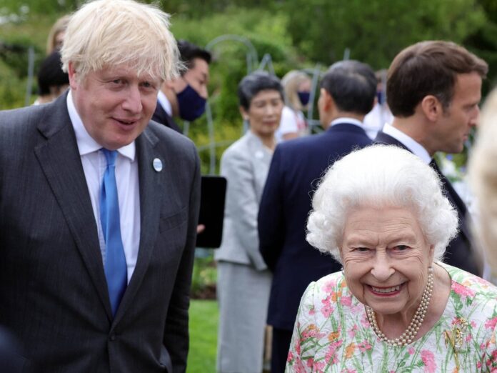 Die Queen mit ihrem Premierminister Boris Johnson bei einem Termin in Cornwall.