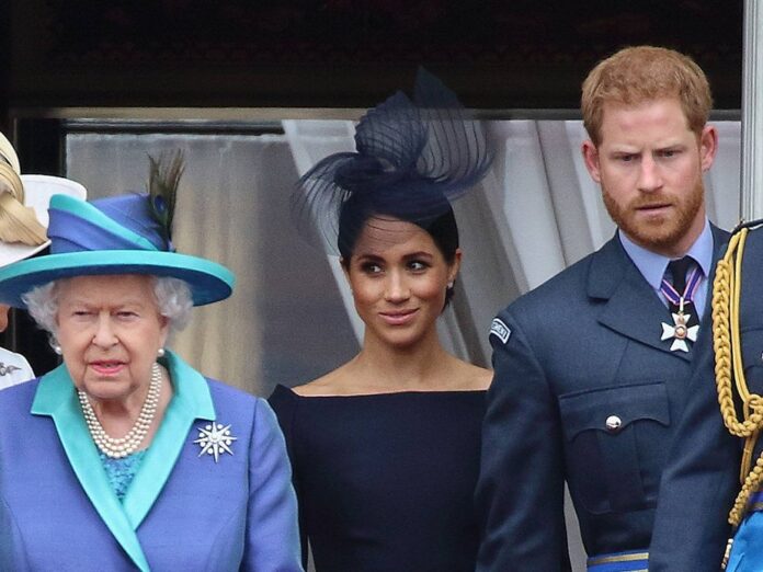 Die Queen bei einem Auftritt mit Herzogin Meghan und Prinz Harry.