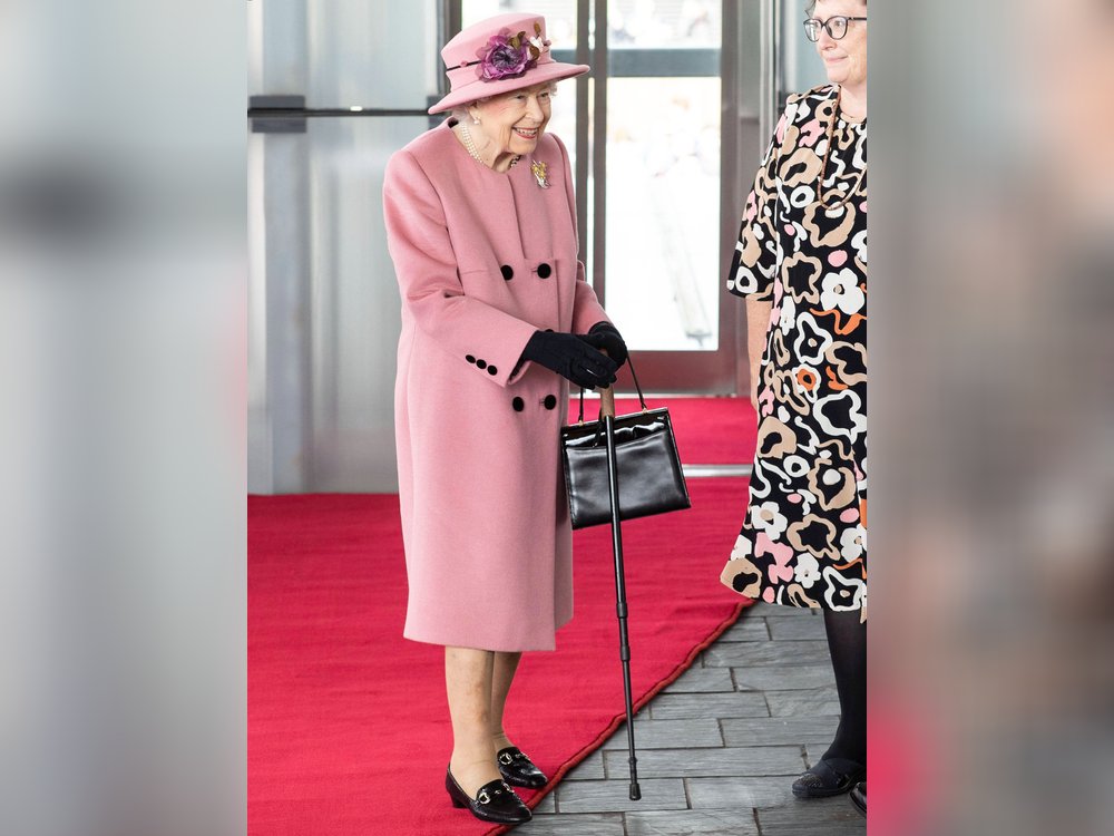 Queen Elizabeth II. kam zur Eröffnungszeremonie des walisischen Parlaments mit Gehstock.