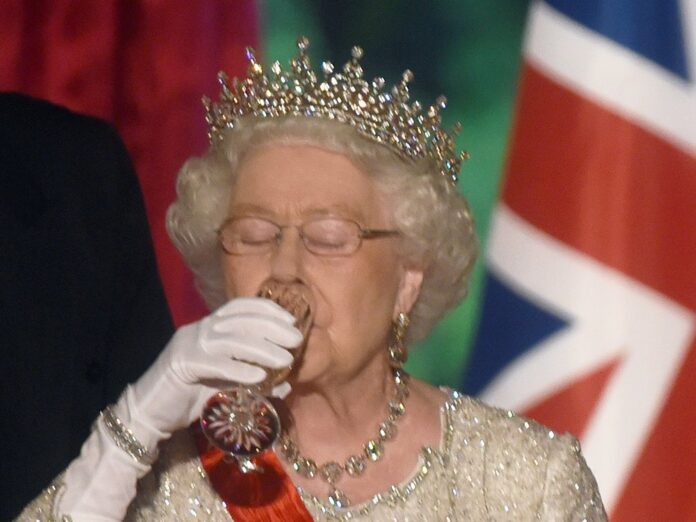 Die Vorliebe von Queen Elizabeth II. für einen kleinen Drink ist seit Jahrzehnten bekannt.