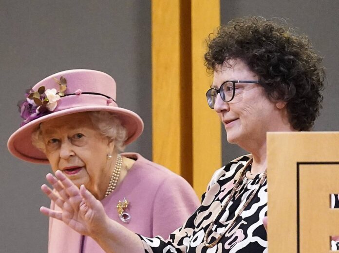 Queen Elizabeth II. mit der Abgeordneten Elin Jones im walisischen Parlament in Cardiff.