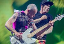 Die Red Hot Chili Peppers in Aktion.