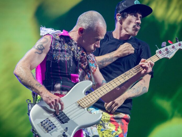 Die Red Hot Chili Peppers in Aktion.