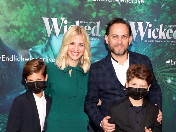 Susan Sideropoulos mit Ehemann Jakob Shtizberg und den Söhnen Joel und Liam im September 2021.