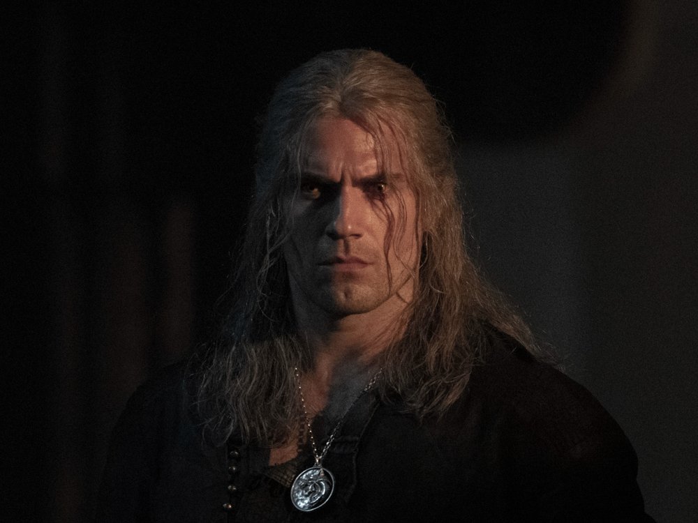 Geralt von Riva (Henry Cavill) bekämpft in "The Witcher" mysteriöse Kräfte.