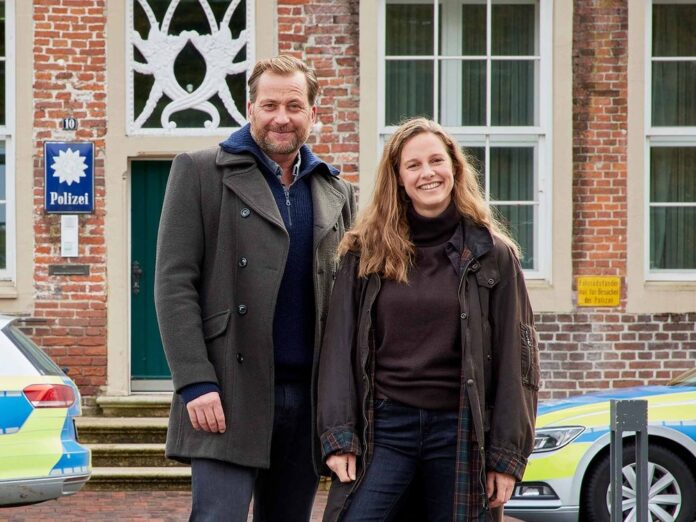 Frank Weller (Christian Erdmann) und Ann Kathrin Klaasen (Picco von Groote) ermitteln in zwei neuen ZDF-Samstagskrimis.