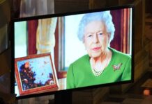 Queen Elizabeth II. auf dem Videoschirm in Glasgow.