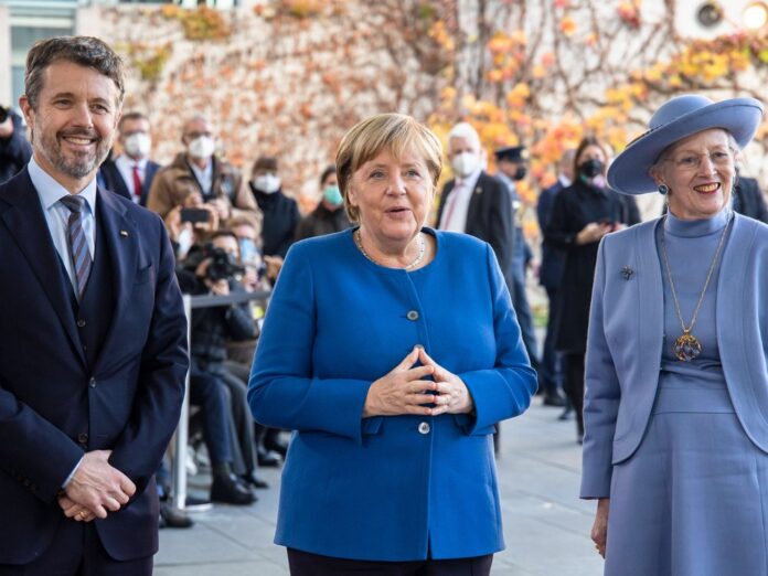 Angela Merkel mit dem royalen Besuch vor dem Kanzleramt.