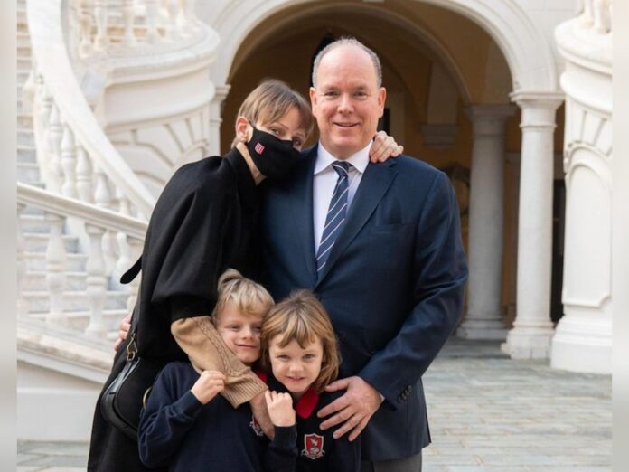 Die wiedervereinte Fürstenfamilie nach der Rückkehr von Charlène von Monaco am Montag.