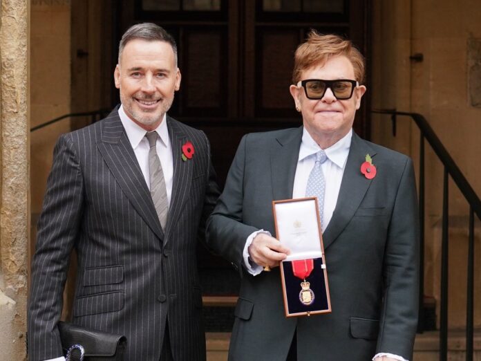 Elton John mit Ehemann David Furnish bei der Verleihung des 